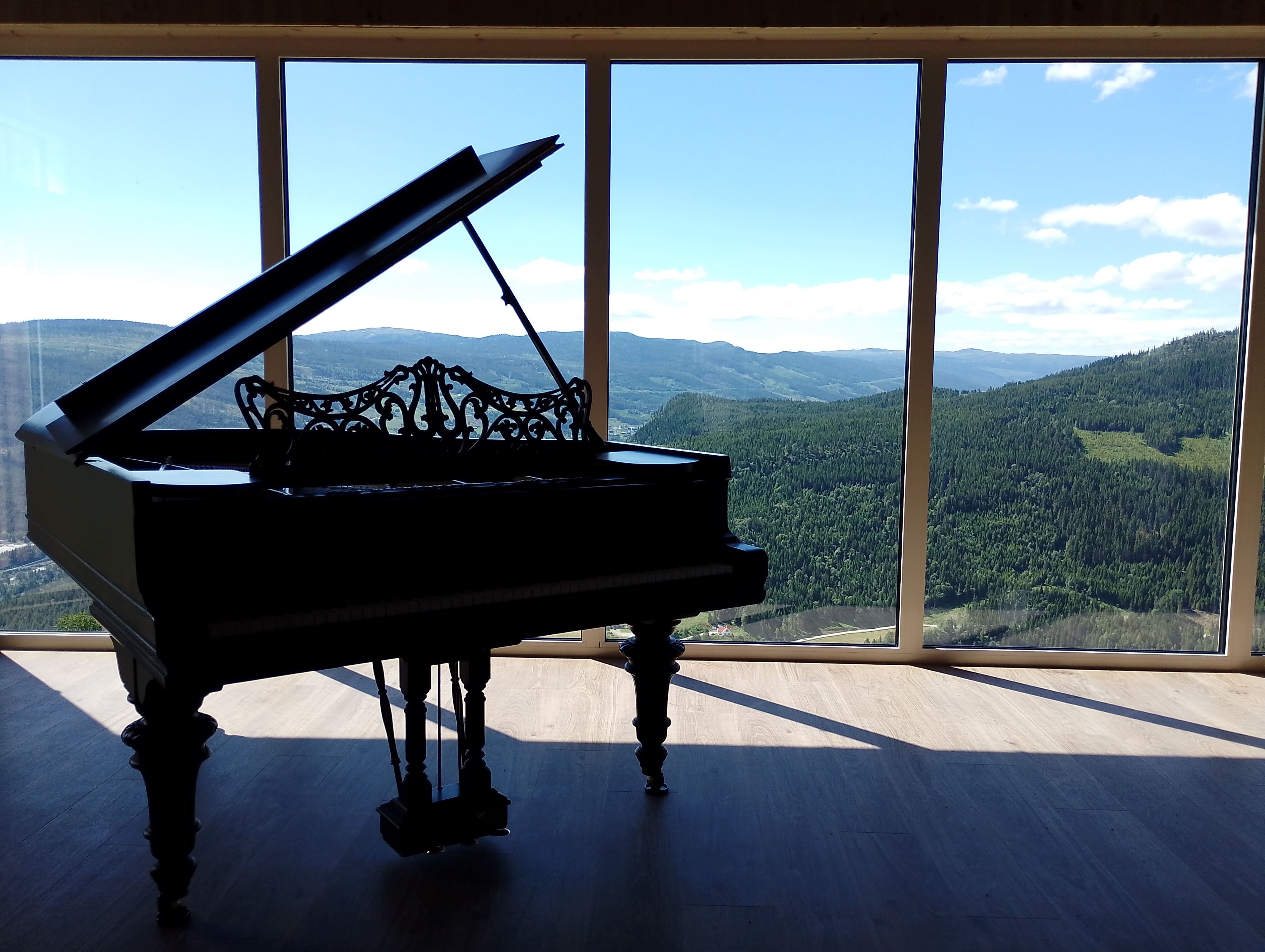 Operalåven, Steinway ved vinduet. Foto: Marit Sehl.